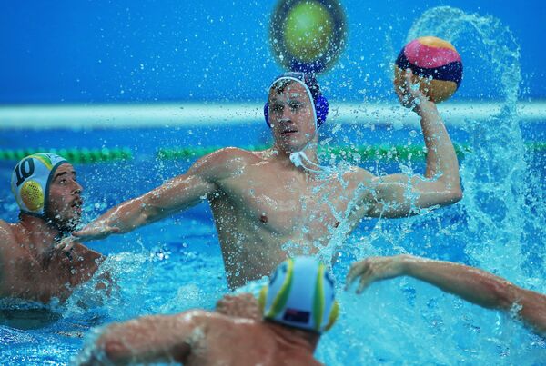 Игроки в матче мужского суперфинала мировой лиги по водному поло между сборными России и Австралии
