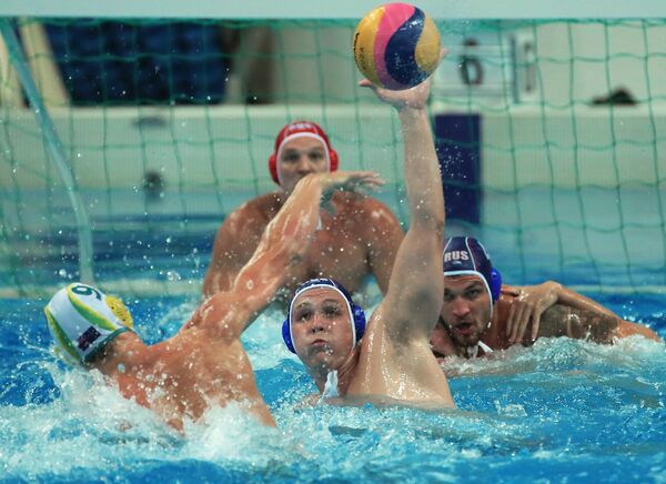 Игроки в матче мужского суперфинала мировой лиги по водному поло между сборными России и Австралии