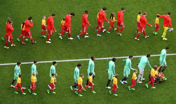 Футболисты сборных России и Португалии перед началом матча
