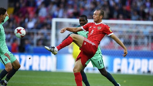 Полузащитник сборной России Денис Глушаков (на первом плане)