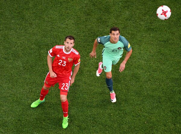 Защитник сборной России Дмитрий Комбаров (слева) и защитник сборной Португалии Седрик Соареш