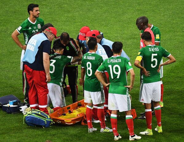 Защитник Карлос Сальседо (Мексика) получил травму