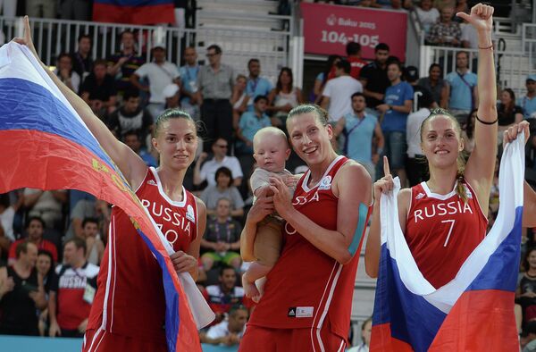Игроки сборной России по баскетболу 3х3 Анна Лешковцева, Татьяна Видмер с сыном Семёном и Татьяна Петрушина (слева направо)