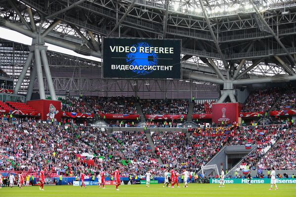 Сообщение о работе видеоассистента на информационном табло во время матча Кубка конфедераций-2017 по футболу между сборными Мексики и России