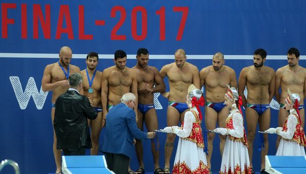 Ватерполисты сборной Италии во время церемонии награждения