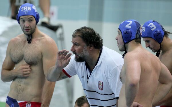 Главный тренер сборной Сербии по водному поло Деян Савич (второй слева) и игроки команды