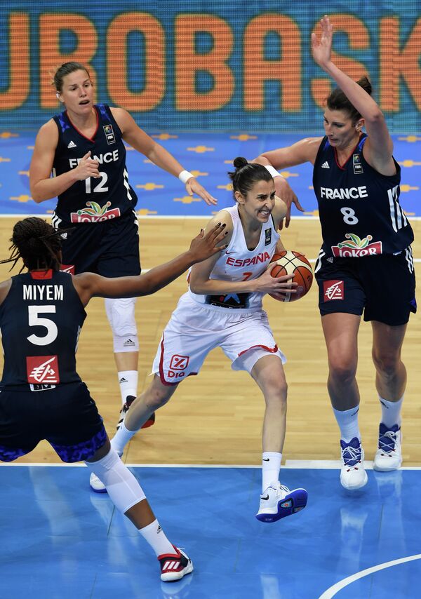 Баскетболистка сборной Испании и екатеринбургского УГМК Альба Торренс (с мячом)