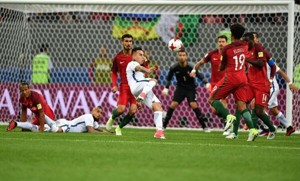 Игровой момент матча Португалия - Чили