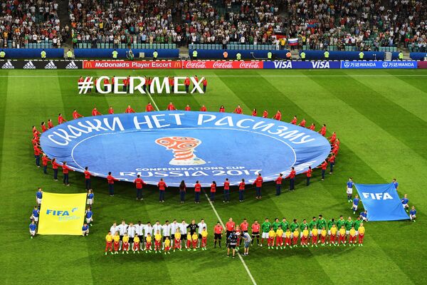 Футболисты сборных Германии и Мексики перед началом матча