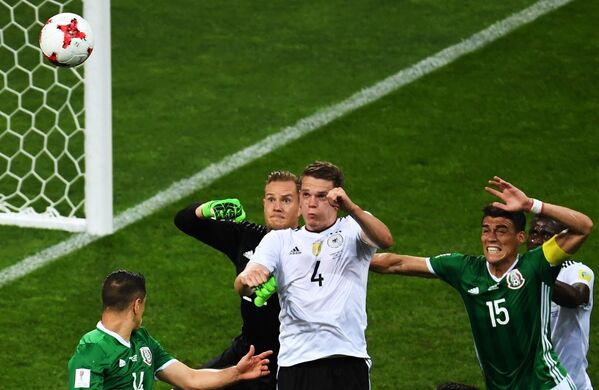 Игровой момент матча Германия - Мексика