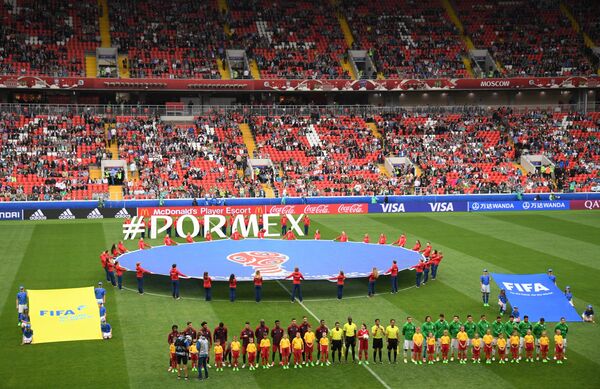 Футболисты сборных Португалия и Мексики