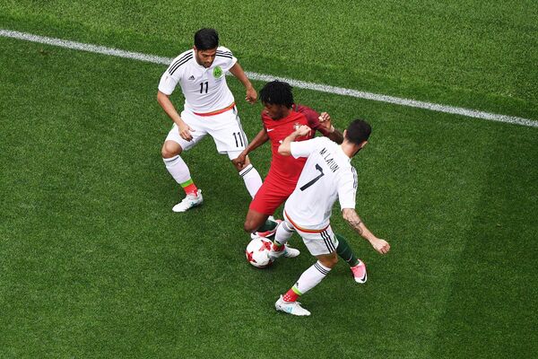 Нападающий сборной Мексики Карлос Вела, форвард сборной Португалии Желсон Мартинш и защитник сборной Мексики Мигель Лайюн (слева направо)