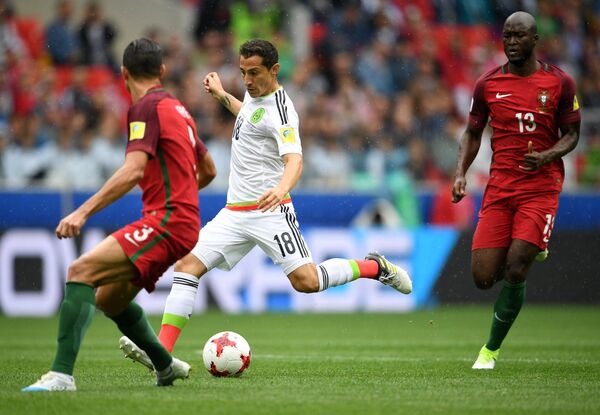 Защитник сборной Португалии Пепе, полузащитник сборной Мексики Андрес Гуардадо и хавбек сборной Португалии Данилу Перейра (слева направо)