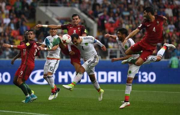 Игровой момент матча за третье место Кубка конфедераций-2017 между сборными Португалии и Мексики