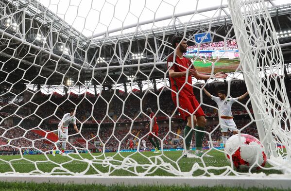 Игровой момент матча за третье место Кубка конфедераций-2017 между сборными Португалии и Мексики