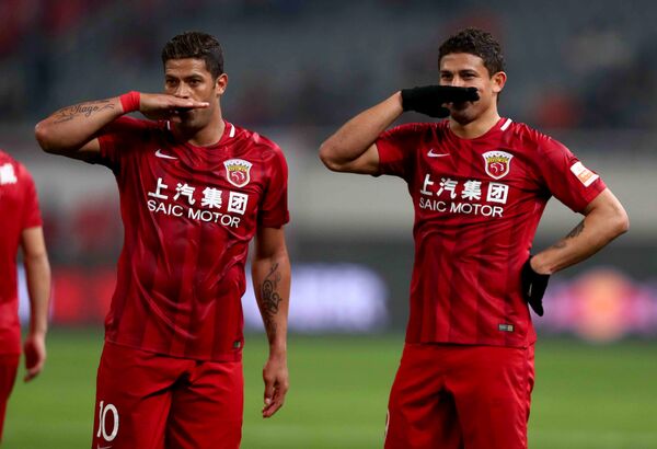 Футболисты китайского клуба СИПГ Халк и Элкесон (слева направо)