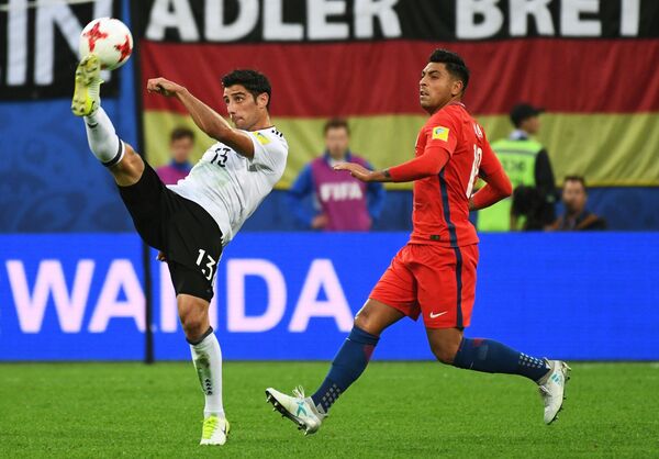 Нападающий сборной Германии по футболу Ларс Штиндль и защитник команды Чили Гонсало Хара (слева направо)