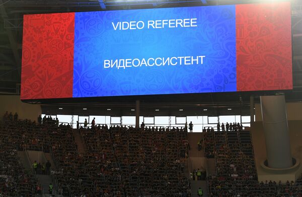 Сообщение о работе видеоассистента на информационном табло стадиона Санкт-Петербург во время финального матча Кубка конфедераций-2017 по футболу между сборными Чили и Германии