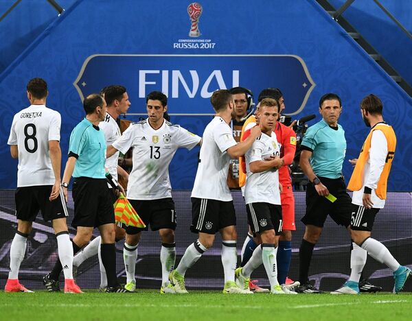 Игровой момент во время финального матча Кубка конфедераций-2017 по футболу между сборными Чили и Германии
