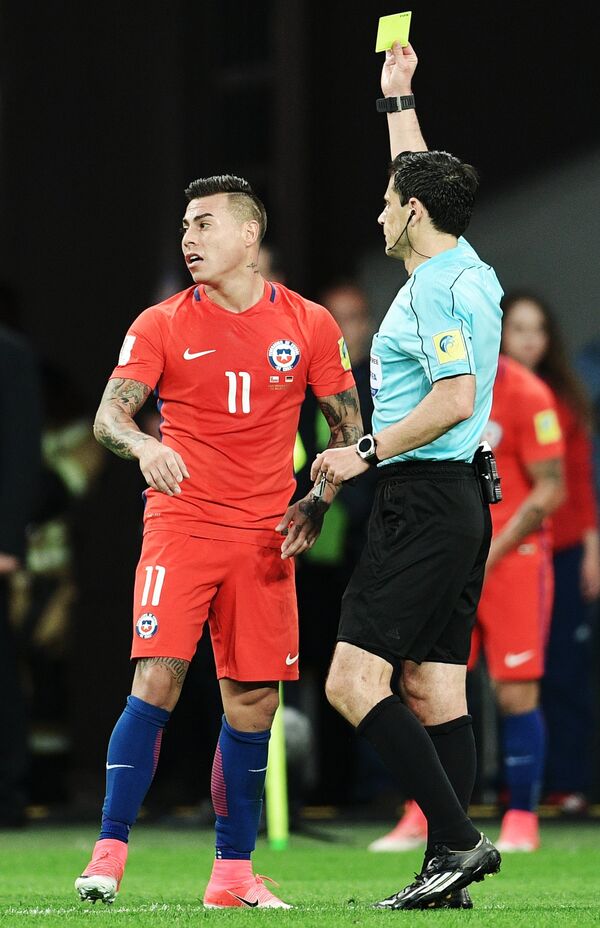 Нападающий сборной Чили по футболу Эдуард Варгас (слева)