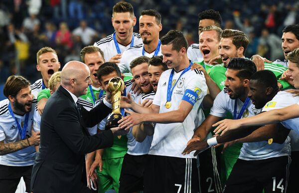 Президент ФИФА Джанни Инфантино (слева на первом плане) и игроки сборной Германии по футболу
