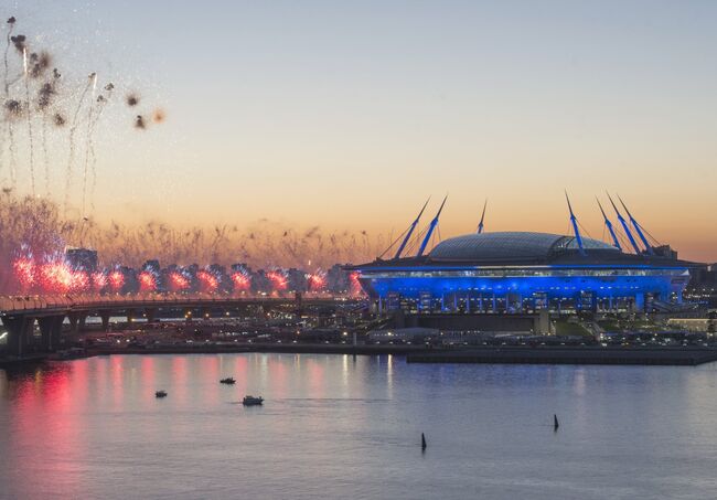 Салют у стадиона Санкт-Петербург Арена после окончания финального матча Кубка конфедераций-2017