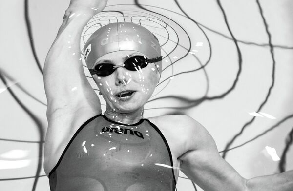 Анастасия Фесикова на дистанции 50 метров во время соревнований чемпионата России по плаванию в спорткомплексе Олимпийский в Москве