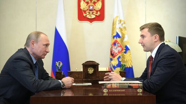 Президент РФ Владимир Путин и российский шахматист, гроссмейстер Сергей Карякин (справа)