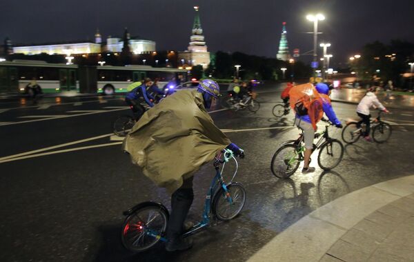 Участники ночного велопарада в Москве