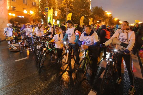 Участники на старте ночного велопарада в Москве