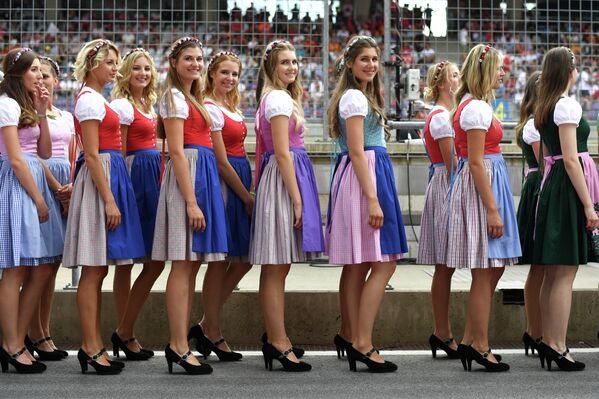 Грид-герлз перед стартом гонки Гран-при Австрии.