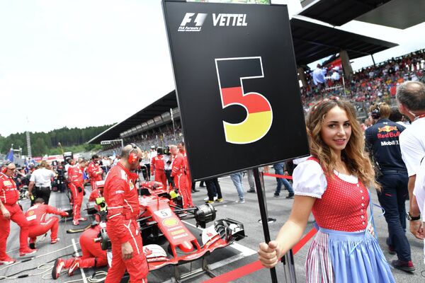 Грид-герл перед стартом гонки Гран-при Австрии