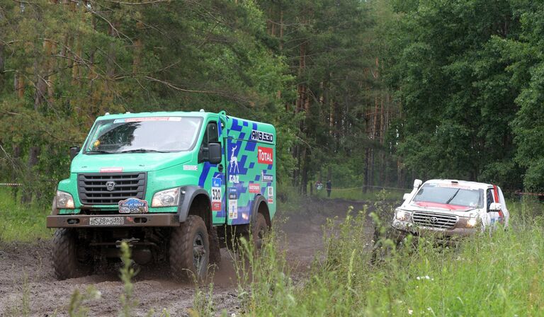 Слева направо: автомобиль команды GAZ RAID SPORT под управлением Болеслава Левицкого (Россия) и автомобиль команды AVMOTORSPORT под управлением Юли Мигуновой-Хегай (Россия)