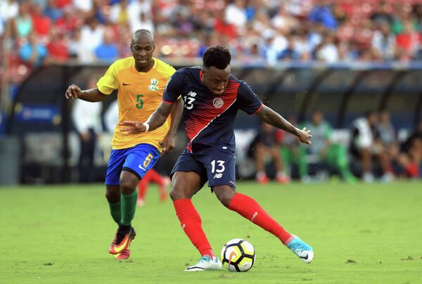Игровой момент матча Золотого кубка КОНКАКАФ между сборными Коста-Рики и Французской Гвианы