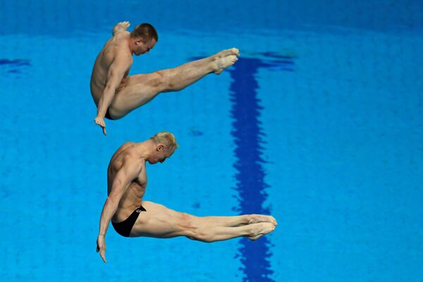 Российские прыгуны в воду Илья Захаров (на первом плане) и Евгений Кузнецов