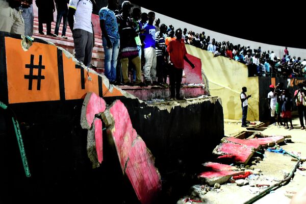 Обрушение стены стадиона, которое было вызвано давкой во время футбольного матча в Сенегале