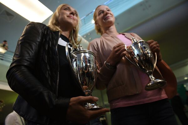 Победители теннисного турнира Уимблдон в парном разряде Елена Веснина и Екатерина Макарова (слева направо)