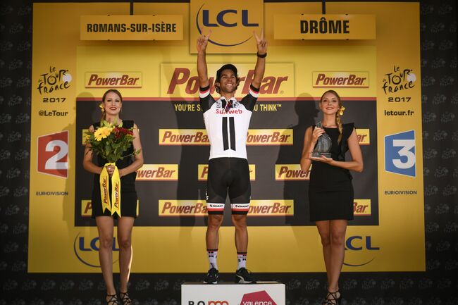 Австралийский велогонщик Майкл Мэттьюс на подиуме 16-го этапа Тур де Франс-2017