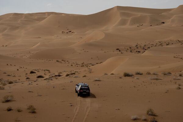 Один из участников ралли Шелковый путь во время прохождения этапа в пустыне Гоби