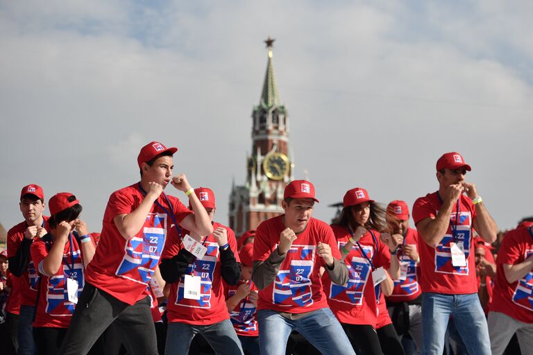 Участники массовой спортивной тренировки