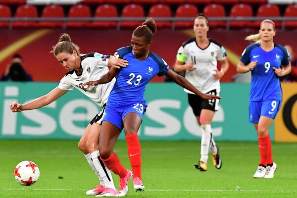 Игровой момент матча женских команд Франции и Австрии