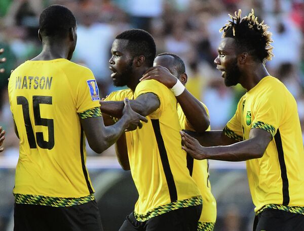 Защитник сборной Ямайки по футболу Кемар Лоуренс (второй слева)