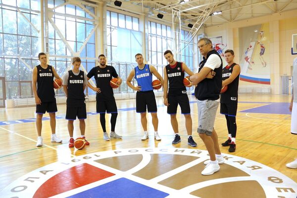 Главный тренер сборной России по баскетболу Сергей Базаревич (справа на первом плане) и игроки национальной команды
