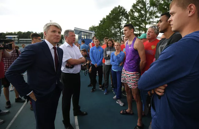 Министр спорта РФ Павел Колобков (слева) и президент Всероссийской федерации легкой атлетики Дмитрий Шляхтин