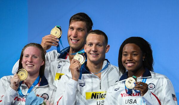 Пловцы сборной США Лилли Кинг, Мэттью Гриверс, Калеб Дрессел Ремель, Симоне Мануэль (слева направо)