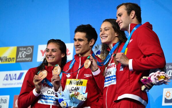 Пловцы сборной Канады Кайли Масс, Ричард Фанк, Пенни Олексяк, Юрий Кисиль (слева направо)