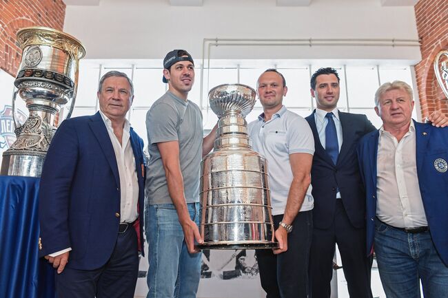 Владимир Мышкин, Роман Ротенберг, Сергей Гончар, Евгений Малкин и Игорь Тузик (справа налево) с Кубком Стэнли Владимир Мышкин, Роман Ротенберг, Сергей Гончар, Евгений Малкин и Игорь Тузик (справа налево) с Кубком Стэнли