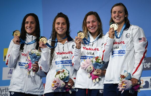 Пловчихи сборной США Леа Смит, Мэллори Комерфорд, Мелани Маргалис, Кэти Ледеки (cлева направо)