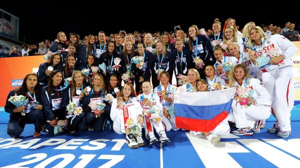 Призеры женского турнира по водному поло на чемпионате мира: сборные США, Испании и России (слева направо)