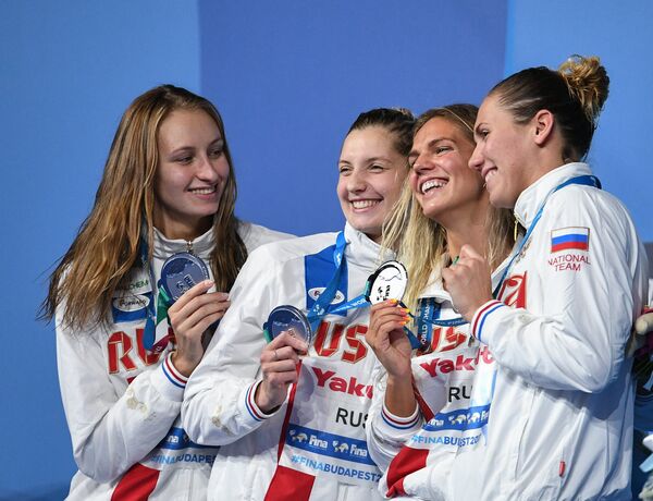 Вероника Попова, Светлана Чимрова, Юлия Ефимова, Анастасия Фесикова (слева направо)
